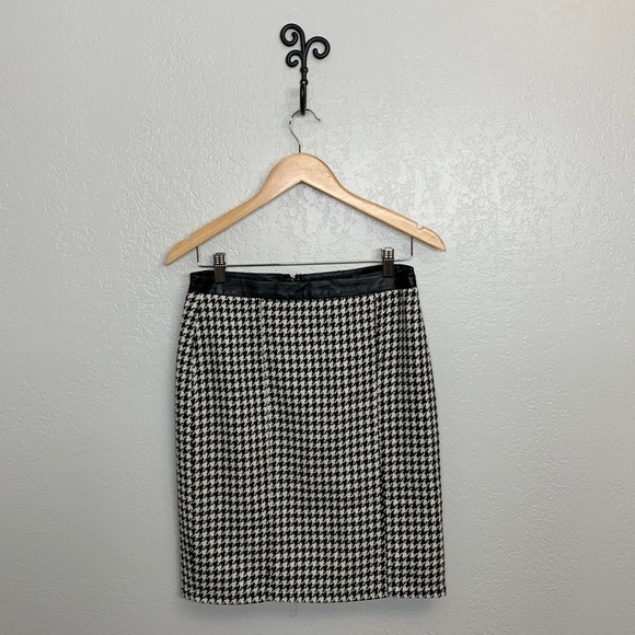 3/$25 Forever 21 Skirt, Size Medium black and white - Picture 1 of 15